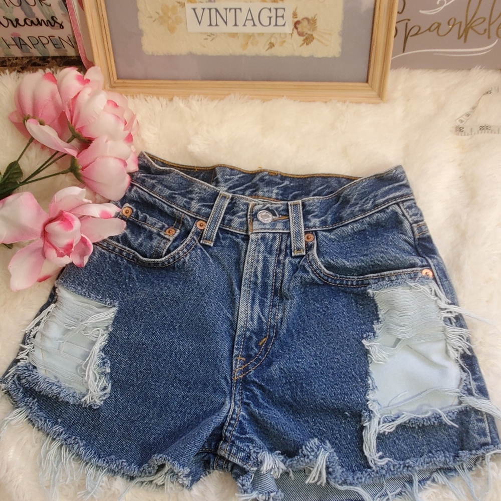 HP! 🎀Levi's Custom distressed raw hem Cutoffs - Picture 8 of 11
